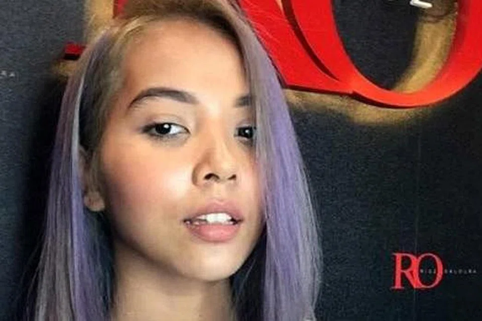 TUKAR WARNA: Penyanyi Aisyah Aziz yang mempunyai rambut ungu diminta kembali menghitamkan rambutnya kerana warna rambut itu kurang sesuai untuk persembahan di kawasan pedalaman. - Foto MSTAR ONLINE