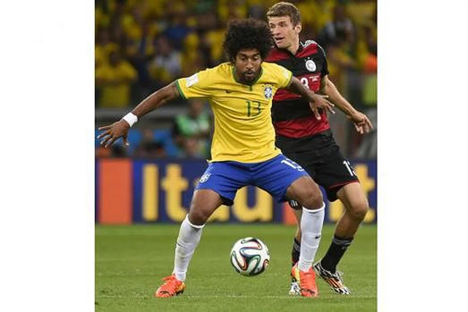 5. DANTE (depan) GAGAL. - Foto AFP. 