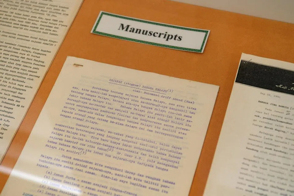 PAMERAN MANUSKRIP PENTING: Selain piala dan anugerah, pameran MAS memuatkan ruangan manuskrip yang menampilkan ucapan tidak diterbitkan, tulisan mengenai bahasa dan budaya yang disampaikan melalui radio, dan bahan rujukan program 'Bahasa Jiwa Bangsa' tentang nahu, tatabahasa dan budaya. Kesemua bahan tersebut ditaip Allahyarham sendiri menggunakan mesin taip. - Foto BM oleh NG SOR LUAN