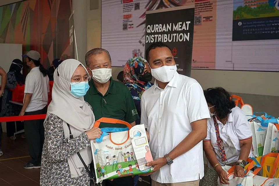 AGIH DAGING KORBAN: AP GRC Chua Chu Kang, Encik Zhulkarnain Abdul Rahim (kanan), mengagihkan daging korban kepada penderma yang menunaikan kewajipan ibadah korban mereka bersama Jamiyah dan juga keluarga berpendapatan rendah. - Foto JAMIYAH