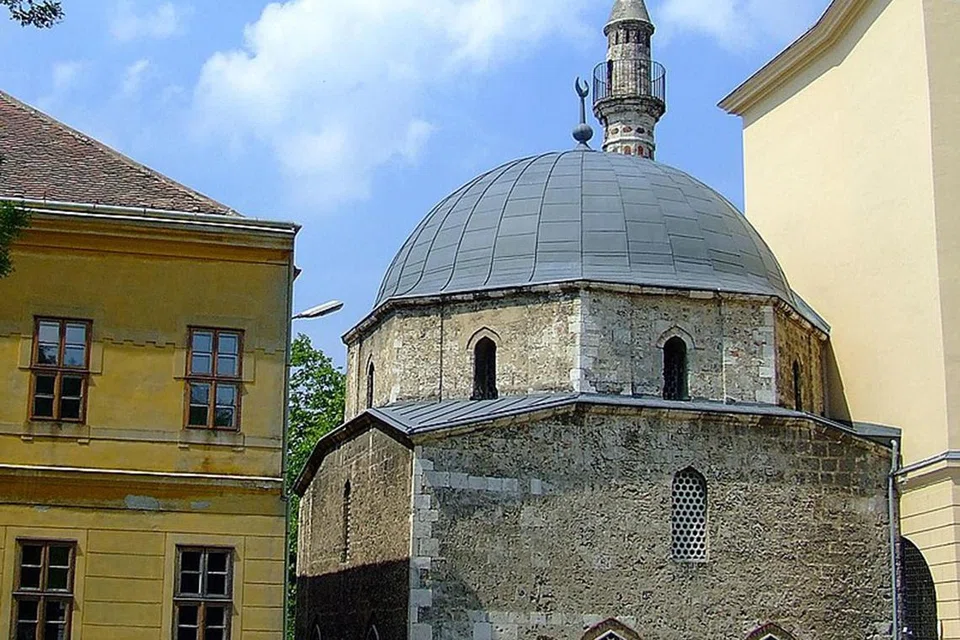 MASJID YAKOVALI HASAN PASA: Kekal aktif sebagai ruang beribadah umat Islam di Hungary dan turut mempamerkan kraf tangan dan artifak Turkey di satu sudut kecil.