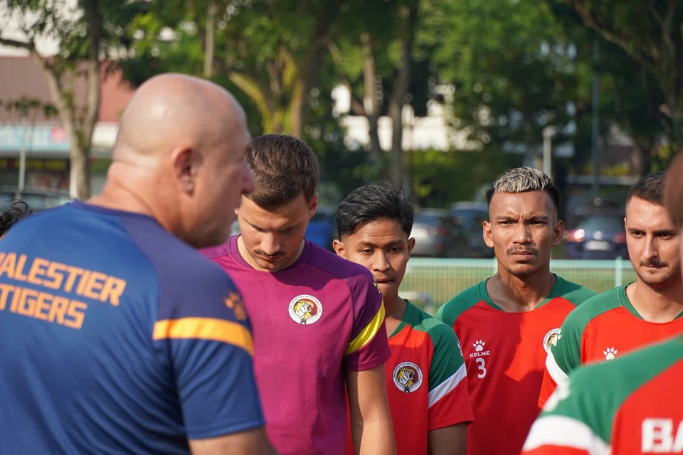 Kraljevic (kiri) memberi arahan kepada pemain Balestier Khalsa FC semasa latihan di Stadium Serangoon pada 14 Ogos.