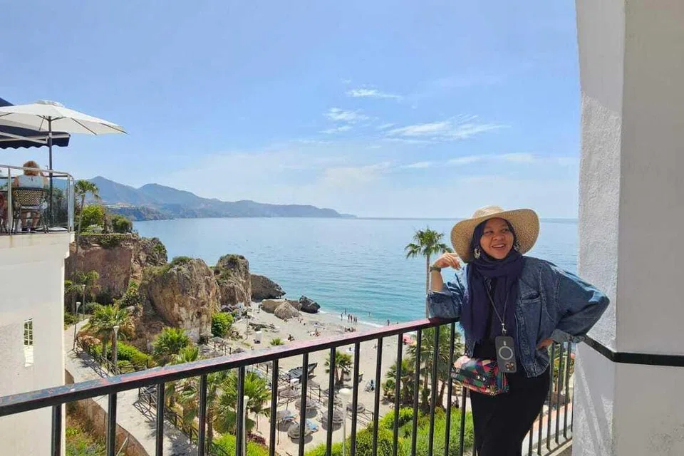 Menikmati keindahan laut di Balcón de Europa (Balkoni Eropah) yang terletak di pinggir tebing di bandar pesisir pantai Nerja, di wilayah Costa del Sol di Sepanyol.