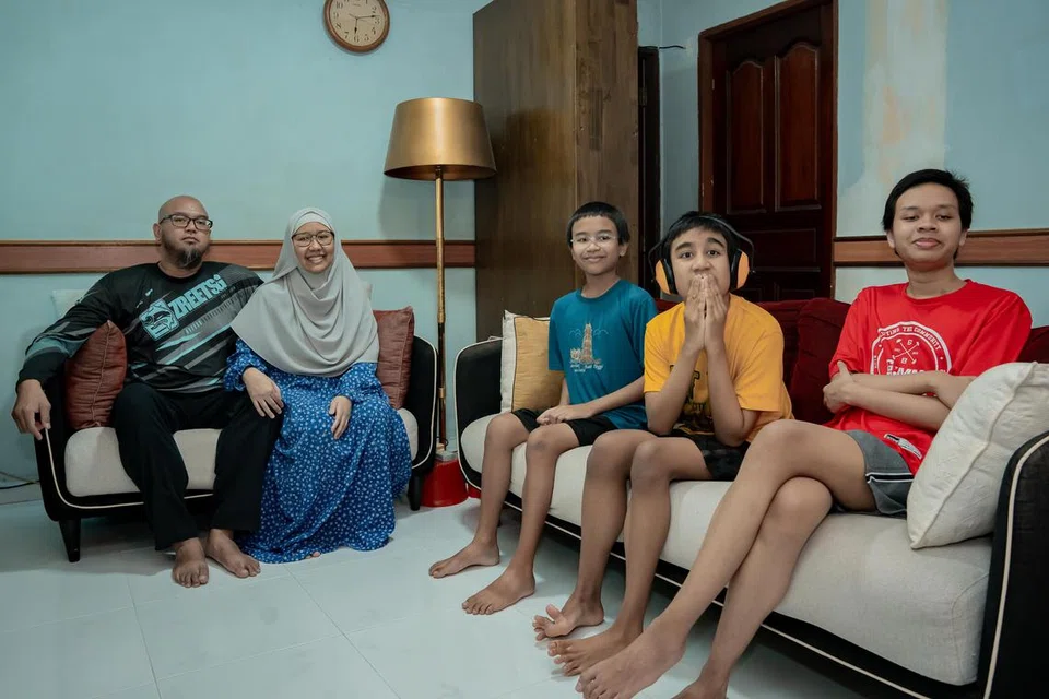 Encik Mulyanto Abdul Rahman dan Cik Ismaliz Ismail bersama ketiga-tiga anak mereka, (dari kiri) Hasif Fawwaz, yang didiagnosis dengan kurang upaya intelek tahap ringan (MID), Tasnim Humam dan Encik Ilham Izyan, yang kededuanya mempunyai autisme.