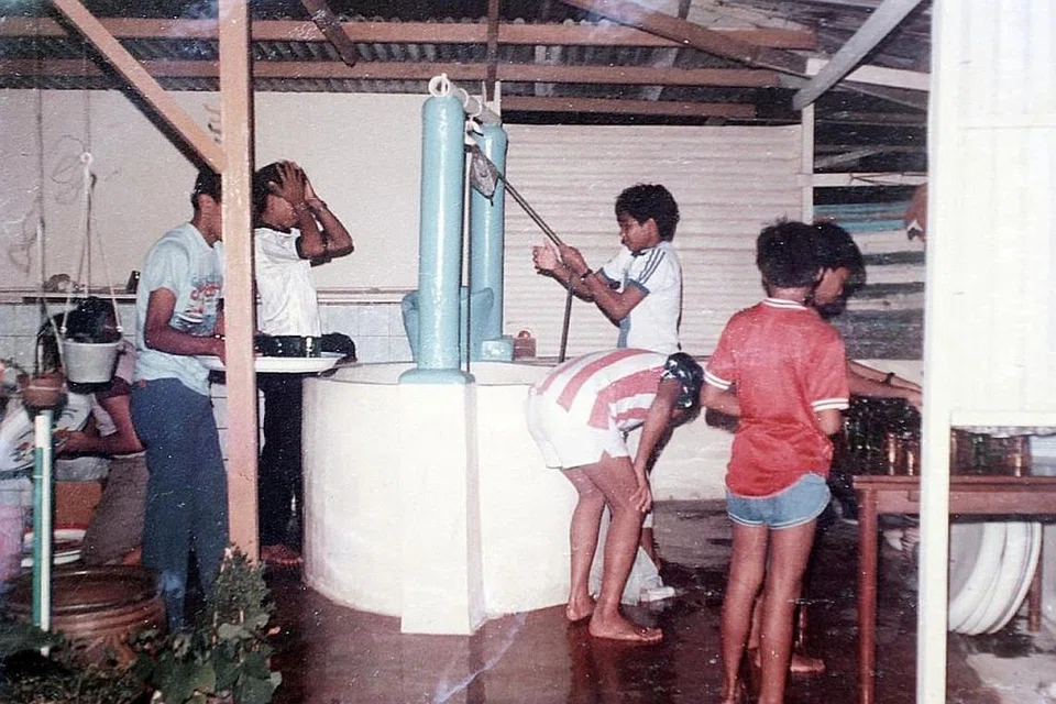 IMBAS KENANGAN: Rumah Allahyarham Haji Ahmad digunakan untuk mengajar murid-muridnya berkompang dan mempelajari ilmu agama. Murid-murid Allahyarham turut menggunakan perigi di rumahnya untuk membersihkan diri (gambar atas).