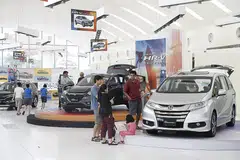 MELIHAT KERETA IDAMAN: Bakal pembeli kereta melihat-lihat kereta Honda yang dijual di bilik pameran Honda di Alexandra Road. - Foto fail THE STRAITS TIMES