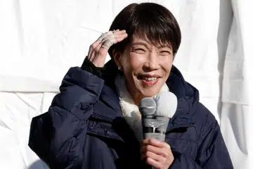 Perdana Menteri Jepun dan ketua parti pemerintah Sanae Takaichi menyampaikan ucapan menyokong calon tempatan pada satu perhimpunan kempen pilihan raya di Urawa, berhampiran Tokyo, pada 3 Februari 2026. Pada hari yang sama, Indeks Saham Nikkei ditutup pada paras tertinggi rekod, melonjak hampir empat peratus apabila pelabur menyambut baik cadangan dasar ekonomi Parti Liberal Demokratik  menjelang pilihan raya umum 8 Februari.