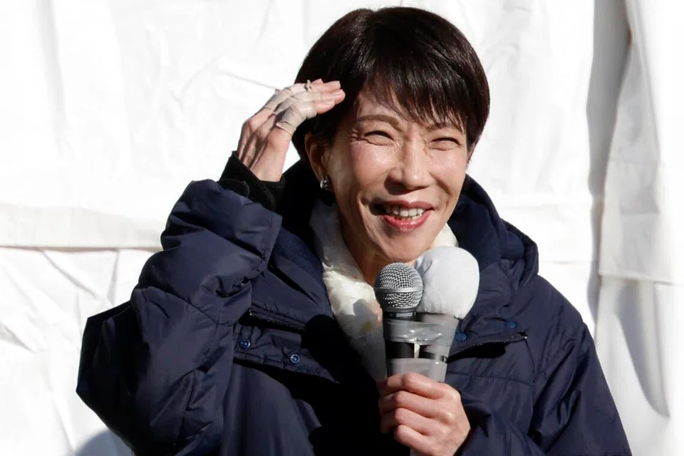 Perdana Menteri Jepun dan ketua parti pemerintah Sanae Takaichi menyampaikan ucapan menyokong calon tempatan pada satu perhimpunan kempen pilihan raya di Urawa, berhampiran Tokyo, pada 3 Februari 2026. Pada hari yang sama, Indeks Saham Nikkei ditutup pada paras tertinggi rekod, melonjak hampir empat peratus apabila pelabur menyambut baik cadangan dasar ekonomi Parti Liberal Demokratik  menjelang pilihan raya umum 8 Februari.