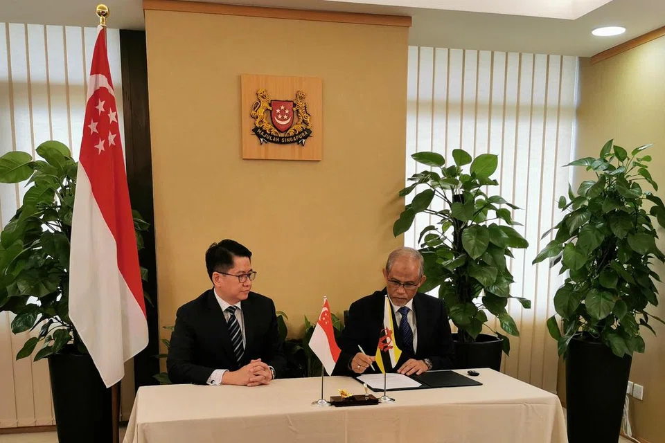 ERATKAN HUBUNGAN BAIK SINGAPURA DAN BRUNEI: Encik Masagos (kanan) menyifatkan Memorandum Persefahaman (MOU) yang dimeterai bersama Brunei sebagai satu usaha memanfaatkan pengalaman dan amalan terbaik setiap kementerian (di Singapura dan Brunei) dalam membangun masyarakat lebih berdaya tahan. Bersamanya adalah Setiausaha Tetap Kedua (Pembangunan Sosial dan Keluarga), Encik Stanley Loh Ka Leung. - Foto KEMENTERIAN PEMBANGUNAN SOSIAL DAN KELUARGA (MSF)