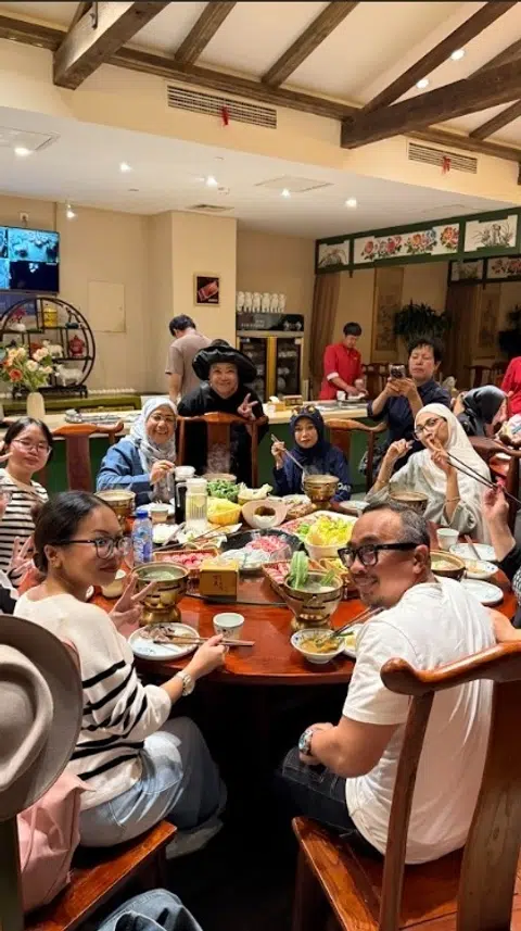 Rombongan ke Beijing menikmati aneka hidangan.
