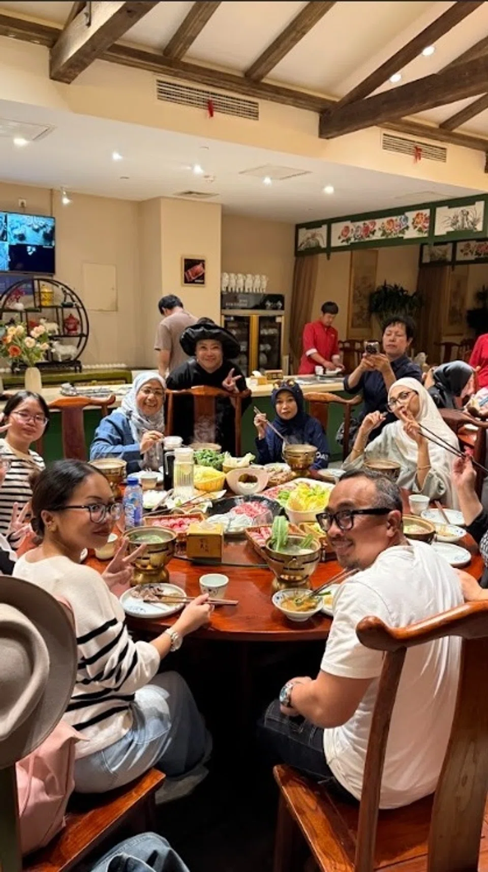 Rombongan ke Beijing menikmati aneka hidangan.