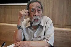 CETUS KERISAUAN: Cikgu Suratman Markasan bimbang kurangnya penggunaan bahasa Melayu dalam kalangan keluarga Melayu hari ini akan melenyapkan bahasa itu seawal dua dekad akan datang. - Foto BM oleh KHALID BABA BINCANG WARISAN: (Dari kiri) Dr. Norshahril Saat, Cik Isiah Majid, Cikgu Suratman Markasan, Cik Som Said, Encik Nadiputra dan Dr Azhar Ibrahim di acara Berbagi Warisan yang diadakan di Taman Warisan baru-baru ini. - Foto YAYASAN WARISAN MELAYU