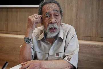 CETUS KERISAUAN: Cikgu Suratman Markasan bimbang kurangnya penggunaan bahasa Melayu dalam kalangan keluarga Melayu hari ini akan melenyapkan bahasa itu seawal dua dekad akan datang. - Foto BM oleh KHALID BABA BINCANG WARISAN: (Dari kiri) Dr. Norshahril Saat, Cik Isiah Majid, Cikgu Suratman Markasan, Cik Som Said, Encik Nadiputra dan Dr Azhar Ibrahim di acara Berbagi Warisan yang diadakan di Taman Warisan baru-baru ini. - Foto YAYASAN WARISAN MELAYU