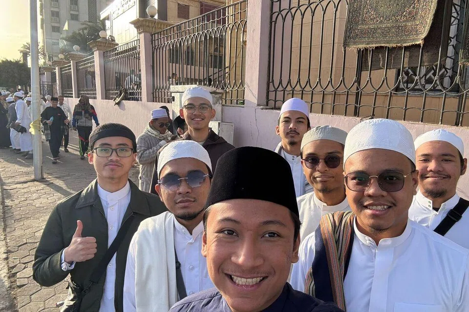 Penulis, Encik Muhammad Nafiis Osman (dua dari kanan), bersama teman-temannya selepas menunaikan solat sunat Aidilfitri di Masjid Salih Al-Ja’fari, Darassah, Kahirah, pada 20 Mac. 