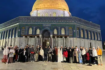 Jemaah Hahnemann Travel & Tours bergambar beramai-ramai sebagai kenangan sewaktu melakukan umrah pada 2025.