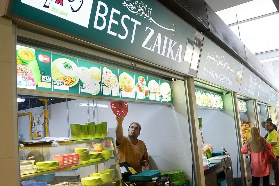 JUADAH TERMAMPU: Pusat makanan di OTH mempunyai 41 gerai - 12 daripadanya menawarkan makanan halal - dengan setiap gerai wajib memperuntukkan dua juadah dengan harga $2.80. 