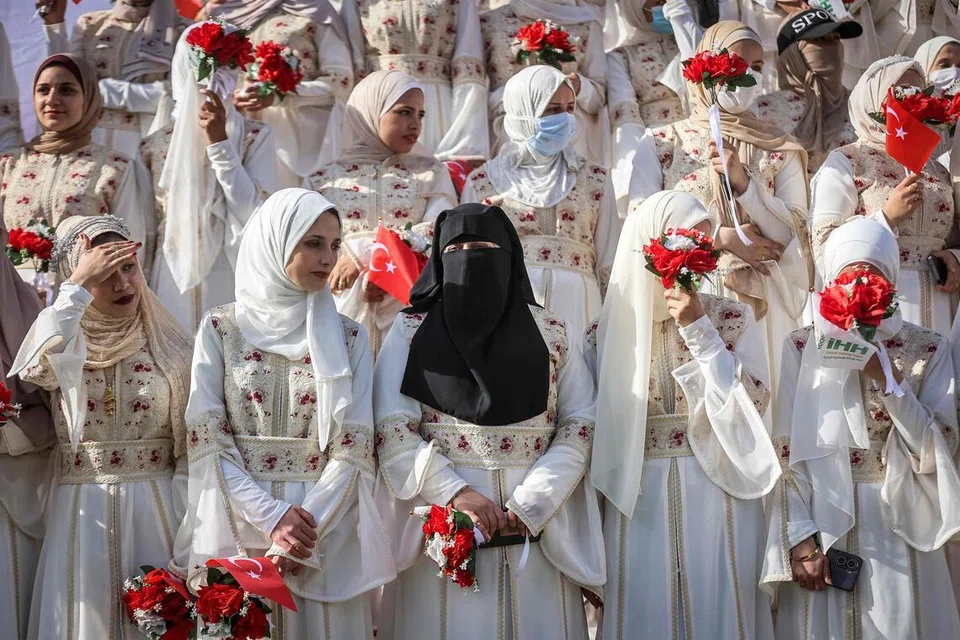 Pengantin perempuan menunggu giliran untuk dinikahkan semasa majlis perkahwinan beramai-ramai bagi pasangan Palestin yang dianjurkan oleh Yayasan Bantuan Kemanusiaan Turki (IHH) di Bandar Gaza pada 11 Mei 2026.