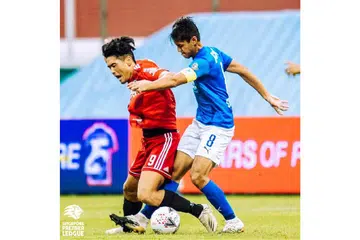 SUKAR DIBENDUNG: Pemain Lion City Sailors Shahdan Sulaiman (jersi biru) bersaing dengan pemain Balestier Khalsa untuk merebut bola dalam perlawanan yang dimenangi Sailors 7-1. Mampukah Balestier bangkit dari keputusan yang mengaibkan itu dan bolehkan Sailors meneruskan momentum kemenangannya? - Foto SPL