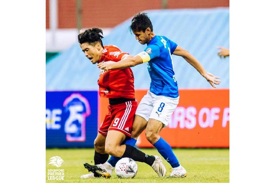 SUKAR DIBENDUNG: Pemain Lion City Sailors Shahdan Sulaiman (jersi biru) bersaing dengan pemain Balestier Khalsa untuk merebut bola dalam perlawanan yang dimenangi Sailors 7-1. Mampukah Balestier bangkit dari keputusan yang mengaibkan itu dan bolehkan Sailors meneruskan momentum kemenangannya? - Foto SPL