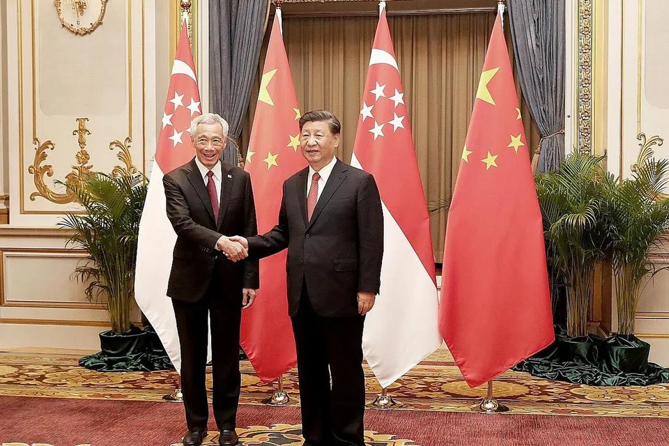 KERJASAMA DIPERERAT: Perdana Menteri, Encik Lee Hsien Loong (kiri), bertemu dengan Presiden China, Encik Xi Jinping, bagi satu mesyuarat dua hala kelmarin. - Foto-foto BH oleh KELVIN CHNG