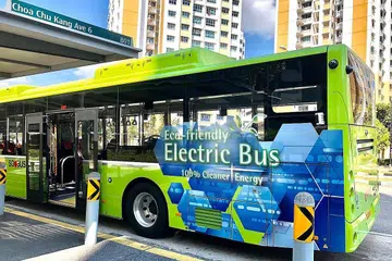 LEBIH SENYAP, MESRA ALAM: Sebanyak 60 bas elektrik akan digunakan sebagai pengangkutan awam di Singapura secara bertahap sehingga hujung tahun ini. - Foto LTA