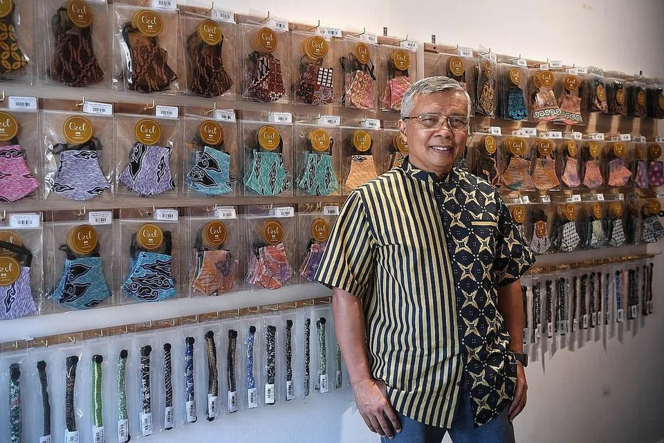 TIDAK MAHU MENYERAH KALAH: Tidak mahu menyerah kalah kepada penjualan yang lemah, Encik Kamal beralih tumpuan kepada pembuatan pelitup - sesuatu yang tidak pernah terfikir akan dilakukan olehnya. - Foto BH oleh KUA CHEE SIONG