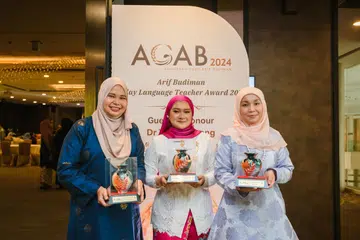 Penerima Anugerah Guru Arif Budiman 2024 (dari kiri) Cik Siti Aishah Mohamed Kamsani, Cik Faridah Mohamed Ali dan Cik Hafiza Yahya.