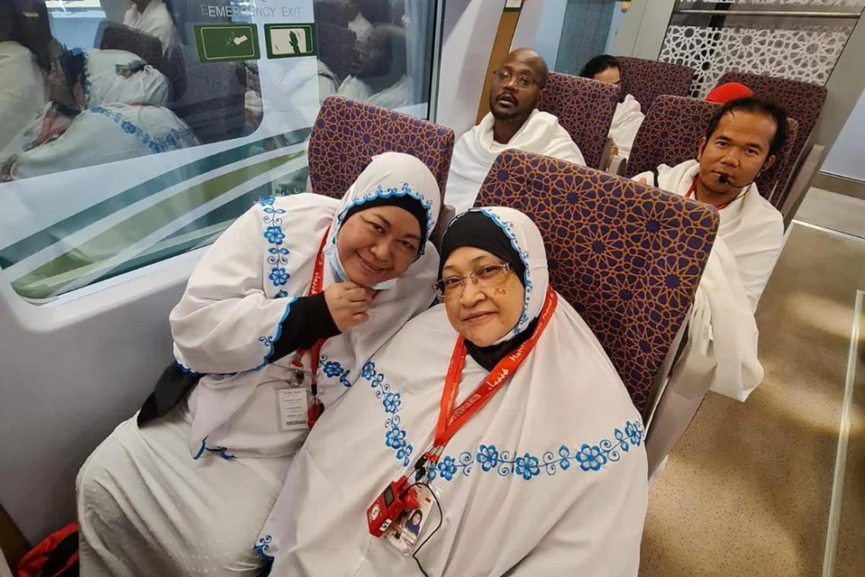 KEMUDAHAN MODEN: Jemaah dari Hahnemann Travel berpeluang menggunakan   kereta api laju antara Makkah-Madinah dan menyifatkan pengalaman mereka selama dua jam antara Makkah-Madinah amat memuaskan