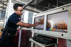 KESAN SENJATA BERBAHAYA: Seorang pegawai Penguasa Imigresen dan Pusat Pemeriksaan (ICA) menunjukkan imej imbasan senjata berbahaya yang dikesan ketika pemeriksaan dijalankan di Pusat Pengangkutan Udara Changi (CAC).