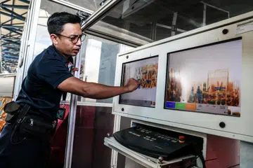 KESAN SENJATA BERBAHAYA: Seorang pegawai Penguasa Imigresen dan Pusat Pemeriksaan (ICA) menunjukkan imej imbasan senjata berbahaya yang dikesan ketika pemeriksaan dijalankan di Pusat Pengangkutan Udara Changi (CAC).