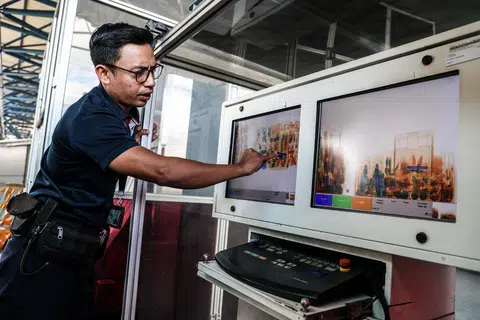 KESAN SENJATA BERBAHAYA: Seorang pegawai Penguasa Imigresen dan Pusat Pemeriksaan (ICA) menunjukkan imej imbasan senjata berbahaya yang dikesan ketika pemeriksaan dijalankan di Pusat Pengangkutan Udara Changi (CAC).