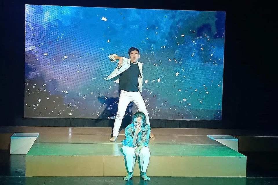 DARAH MUDA: Penggiat seni muda iaitu Md Saed dan Qirah bergerak bebas diiring dengan sebuah lagu 'Untuk Mu' yang digubah oleh pengarah muzik, Wawan Husen.