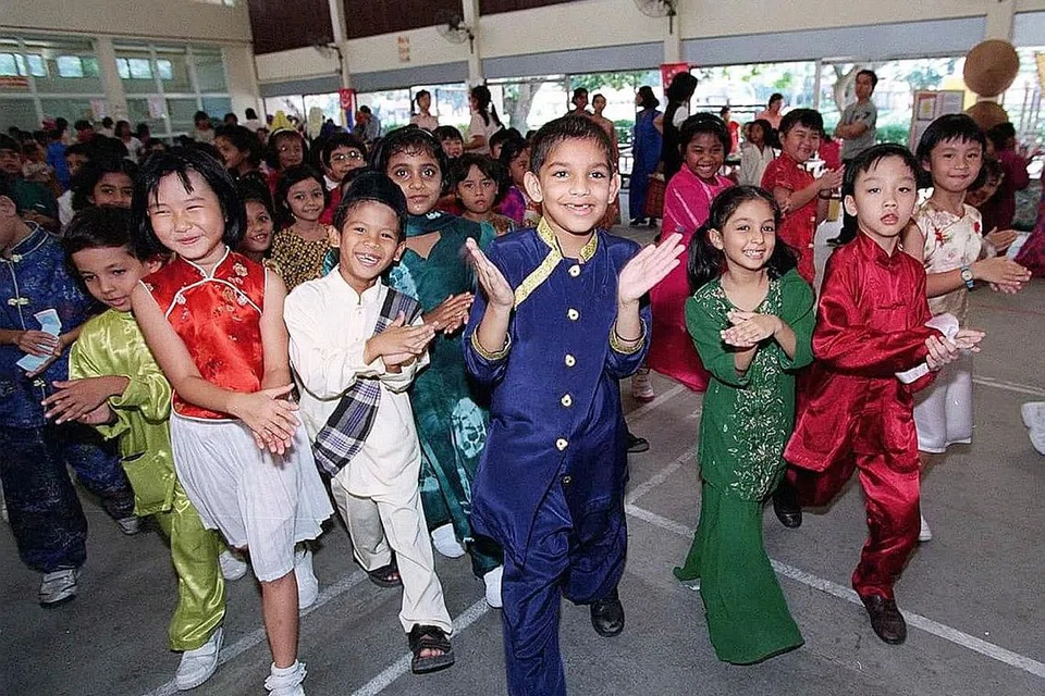 RAIKAN KERENCAMAN: Kanak-kanak menyambut Hari Keharmonian Kaum di sekolah. Perdana Menteri Lee Hsien Loong mengajak rakyat meraikan kepelbagaian dan berkongsi adat dan budaya satu sama lain. - Foto FACEBOOK PM LEE