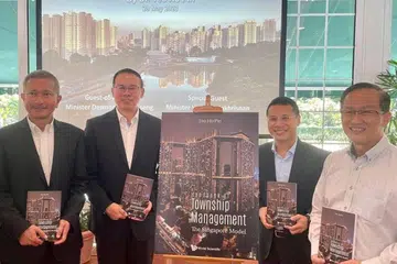 BUKU DILANCAR: Dr Teo Ho Pin (dua dari kiri) bersama Dr Balakrishnan (kiri), Encik Desmond Lee (dua kanan) dan Encik Lim Biow Chuan (kanan) sempat bergambar semasa pelancaran buku Handbook of Township Management – The Singapore Model.