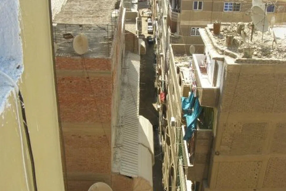 Perumahan rumah pangsa di Mesir, tempat tinggal ramai warga kota merupakan rumah batu-bata yang dibina sendiri dengan tidak terurus. 