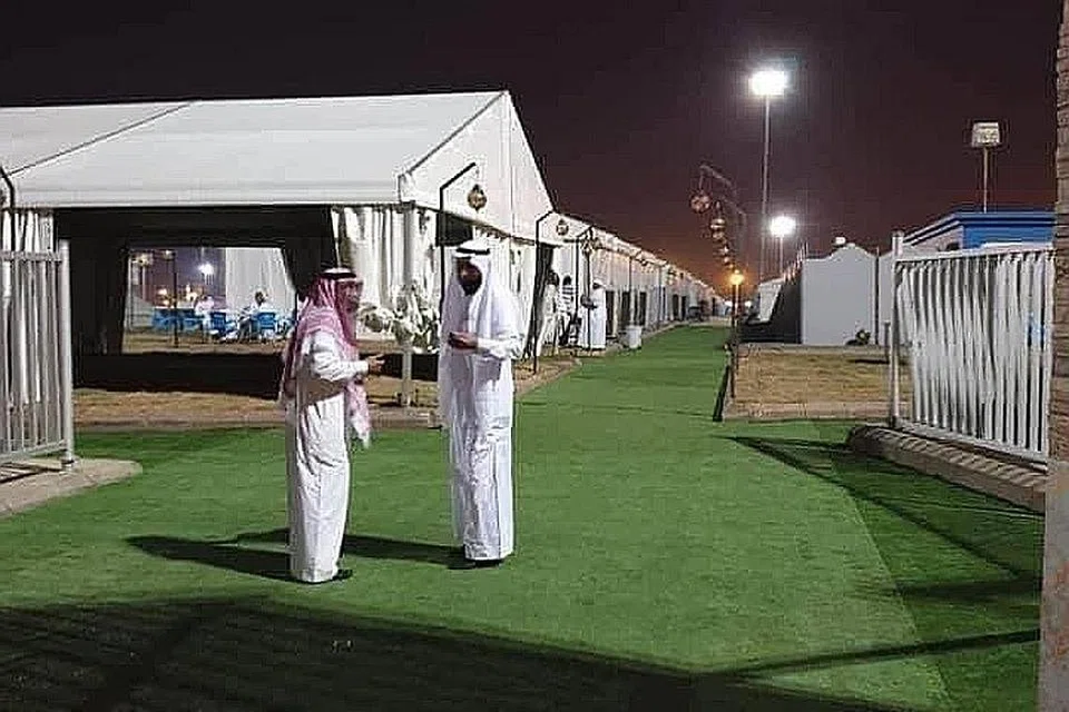 PERSIAPAN TETAP RAPI: Walaupun jumlah jemaah haji tahun ini dihadkan kepada 1,000 sahaja, persiapan tetap dibuat dengan rapi di Makkah demi mengelakkan Covid-19. Ini termasuk memastikan khemah di Arafah tersedia menerima jemaah haji serta penyediaan tempat tidur dan tempat duduk bagi jemaah yang bakal menginap di dalam khemah semasa wuquf kelak. - Foto-foto FACEBOOK HARAMAIN SHARIFAIN