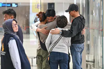 22 MEI: Ketibaan penumpang yang terjejas dalam penerbangan SQ321, yang mengalami gelombang udara semasa melalui Lembangan Irrawaddy di Myanmar kira-kira 10 jam setelah berlepas dari London menuju ke Singapura, disambut dengan pelukan anggota keluarga di Lapangan Terbang Changi.