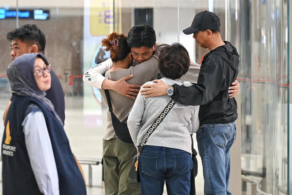22 MEI: Ketibaan penumpang yang terjejas dalam penerbangan SQ321, yang mengalami gelombang udara semasa melalui Lembangan Irrawaddy di Myanmar kira-kira 10 jam setelah berlepas dari London menuju ke Singapura, disambut dengan pelukan anggota keluarga di Lapangan Terbang Changi.