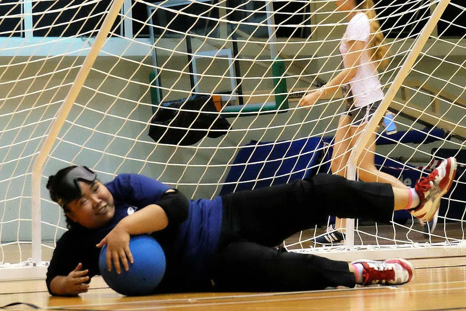 KUATKAN SEMANGAT: Meskipun penglihatan terjejas teruk akibat uveitis, Norliana masih enggan menyerah kalah, malah kini beliau salah seorang pemain dalam skuad wanita goalball pasukan nasional. - Foto KHALID BABA