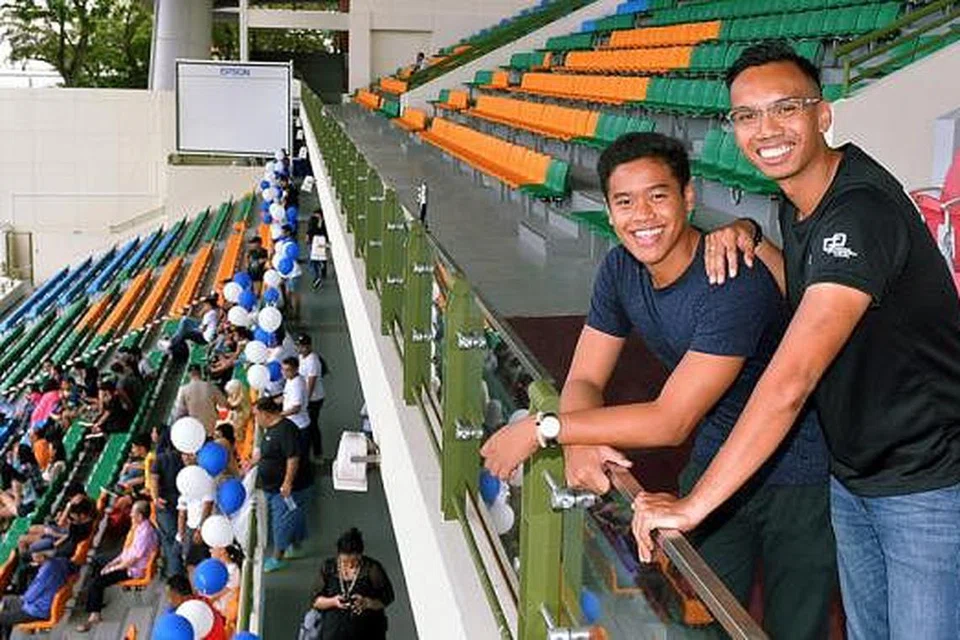 BERI MOTIVASI DAN SOKONGAN: Muhammad Farhan Supian (kiri) dengan pendampingnya, Staf Sarjan Kanan Mohd Nazrin Salam, yang telah banyak memberi nasihat kepada peserta Delta League. - Foto KHALID BABA