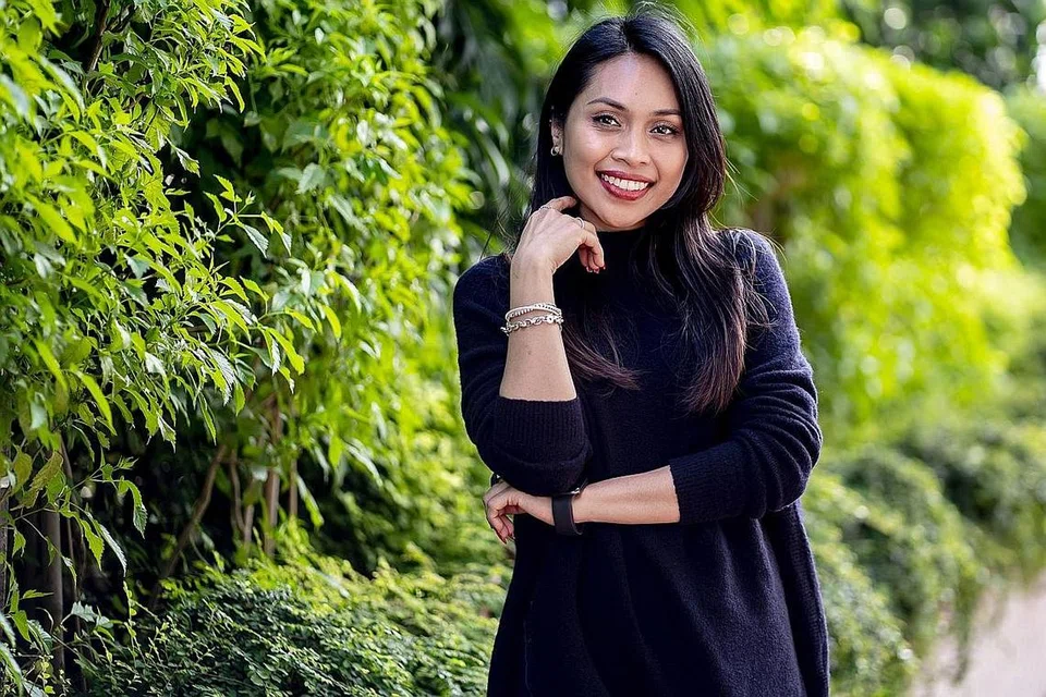 RAKAM LAGU DI RUMAH: Menurut Dayang, beliau telah membeli beberapa alat dan mikrofon yang sesuai untuk merakam lagu 'Di Pagi Raya Ini' di rumah. - Foto fail