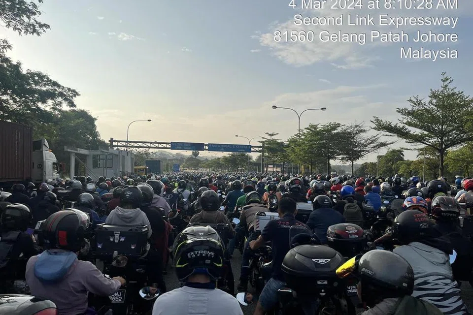 Kesesakan di Zon Motosikal Kompleks Imigresen, Kastam dan Kuarantin (ICQ) Bangunan Sultan Iskandar dan Kompleks Sultan Abu Bakar, Johor Bahru.