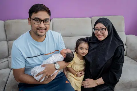 BAYI TAHUN BARU: Encik Muhammad Firdaus Jalaini dan Cik Siti Nur Aqmar Anuar bersama anak sulung mereka, Farha Alyssa, serta anak kedua mereka yang dilahirkan pada awal pagi 1 Januari di Hospital Parkway East.