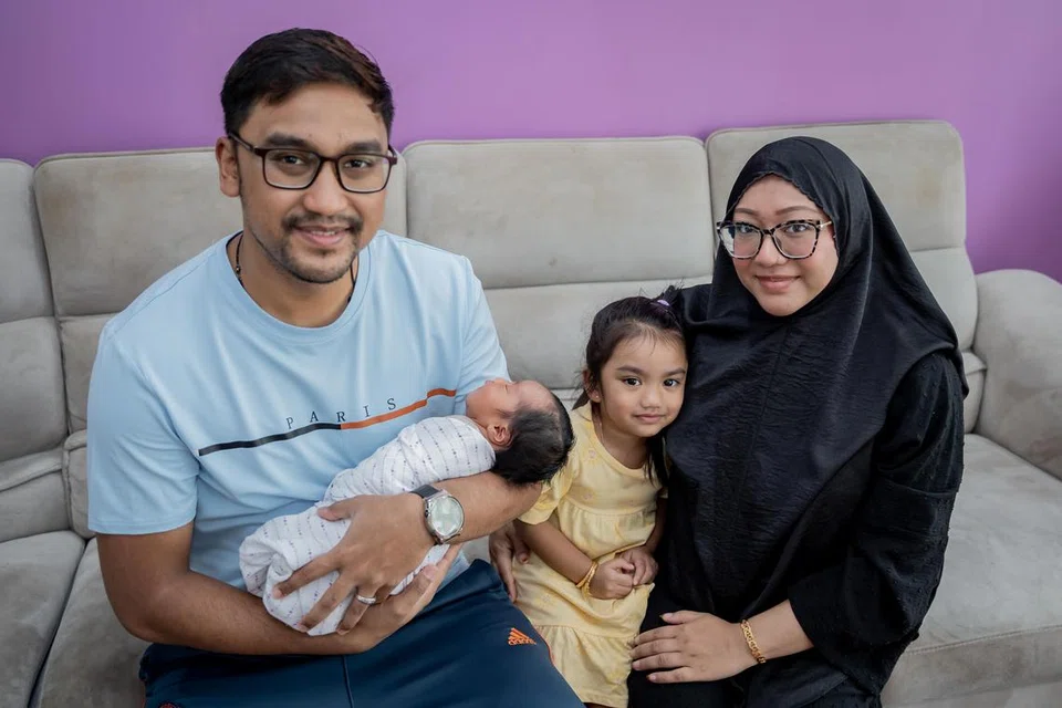 BAYI TAHUN BARU: Encik Muhammad Firdaus Jalaini dan Cik Siti Nur Aqmar Anuar bersama anak sulung mereka, Farha Alyssa, serta anak kedua mereka yang dilahirkan pada awal pagi 1 Januari di Hospital Parkway East.