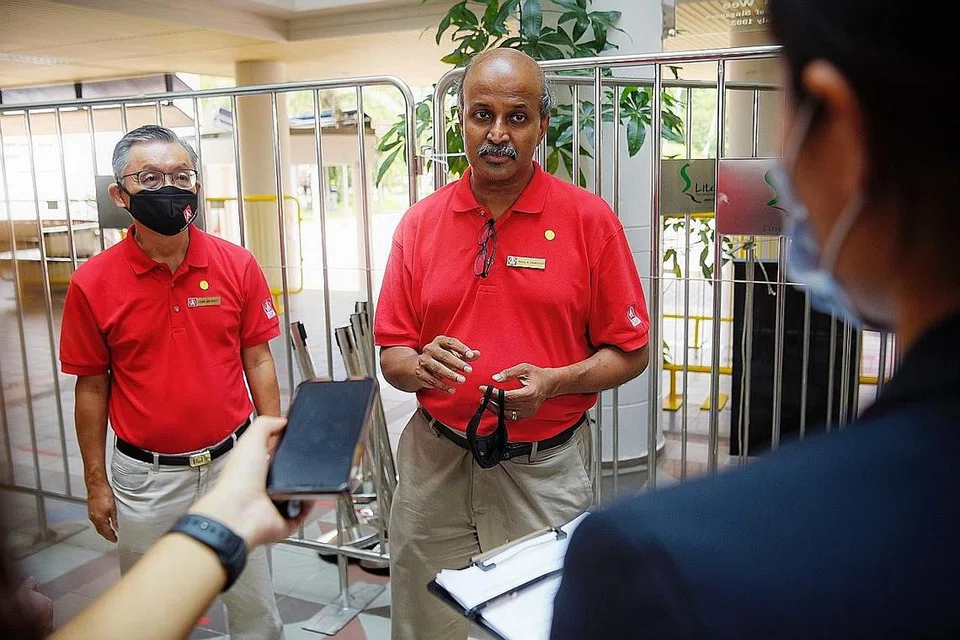 PERTAHAN HUJAH: Calon WP GRC Aljunied Encik Leon Perera berkata manifesto WP mempunyai satu bab tentang menangani pandemik dan dunia pos Covid-19. Pengerusi SDP Paul Tambyah (gambar atas) pula berkata bahawa jawatankuasa berbilang kementerian (MTF) tidak merujuk kepada nasihat perubatan dalam melaksanakan tugas mereka. - Foto BH Oleh GIN TAY, MARK CHEONG 