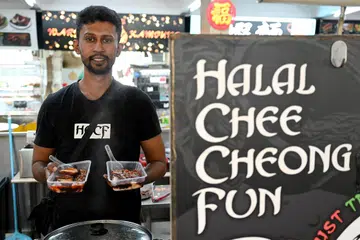 Bekas pemain bola sepak Geylang dan Balestier, Encik Muhammad Nurullah Mohamed Hussein, membuka gerai, Halal Chee Cheong Fun, di Tampines. 