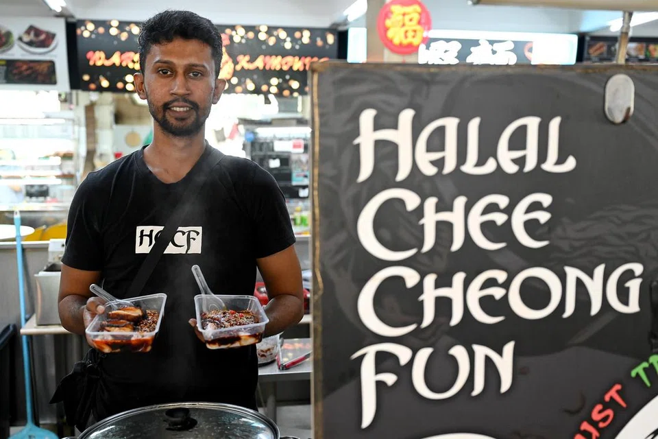 Bekas pemain bola sepak Geylang dan Balestier, Encik Muhammad Nurullah Mohamed Hussein, membuka gerai, Halal Chee Cheong Fun, di Tampines. 