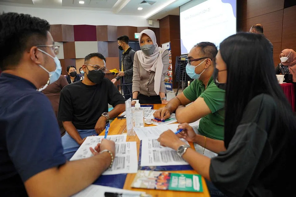 DENGAR PENDAPAT BELIA: Cik Rahayu (tengah) berinteraksi dengan para belia yang hadir di sesi dialog pasca Belanjawan 2022 anjuran PA Mesra kelmarin. - Foto PA MESRA