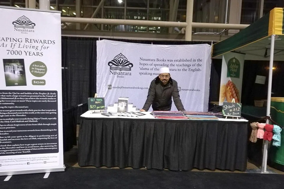 PERKENAL ULAMA MELAYU: Ustaz Mohamed Mazdiuky Mohamed Ishak, pemilik Nusantara Books menterjemah buku-buku ulama Nusantara ke dalam bahasa Inggeris, salah satunya 'Reaping Rewards As If Living For 7,000 Years' agar dapat dikongsi bersama kehebatan dan keindahan ilmu daripada buku-buku tersebut. - Foto NUSANTARA BOOKS 