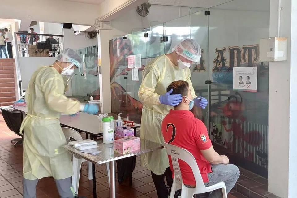 Ujian sukarela Covid-19 ini telah dilancarkan bagi pemandu teksi, kereta sewa privet, pemilik gerai di pusat penjaja, pasar dan kedai kopi serta beberapa golongan pekerja penghantaran makanan. - FOTO: FACEBOOK/ONG YE KUNG 